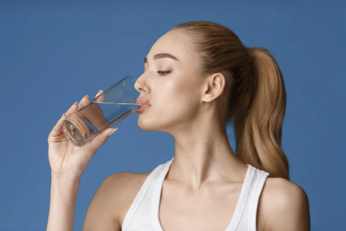 Un punto cruciale evidenziato anche da un dibattito acceso tra consumatori ed esperti riguarda la differenza tra l’acqua confezionata in bottiglie di vetro