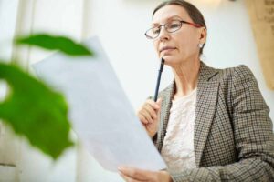 Donna legge documento