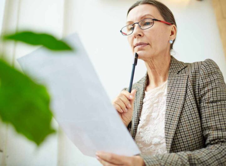 Donna legge documento