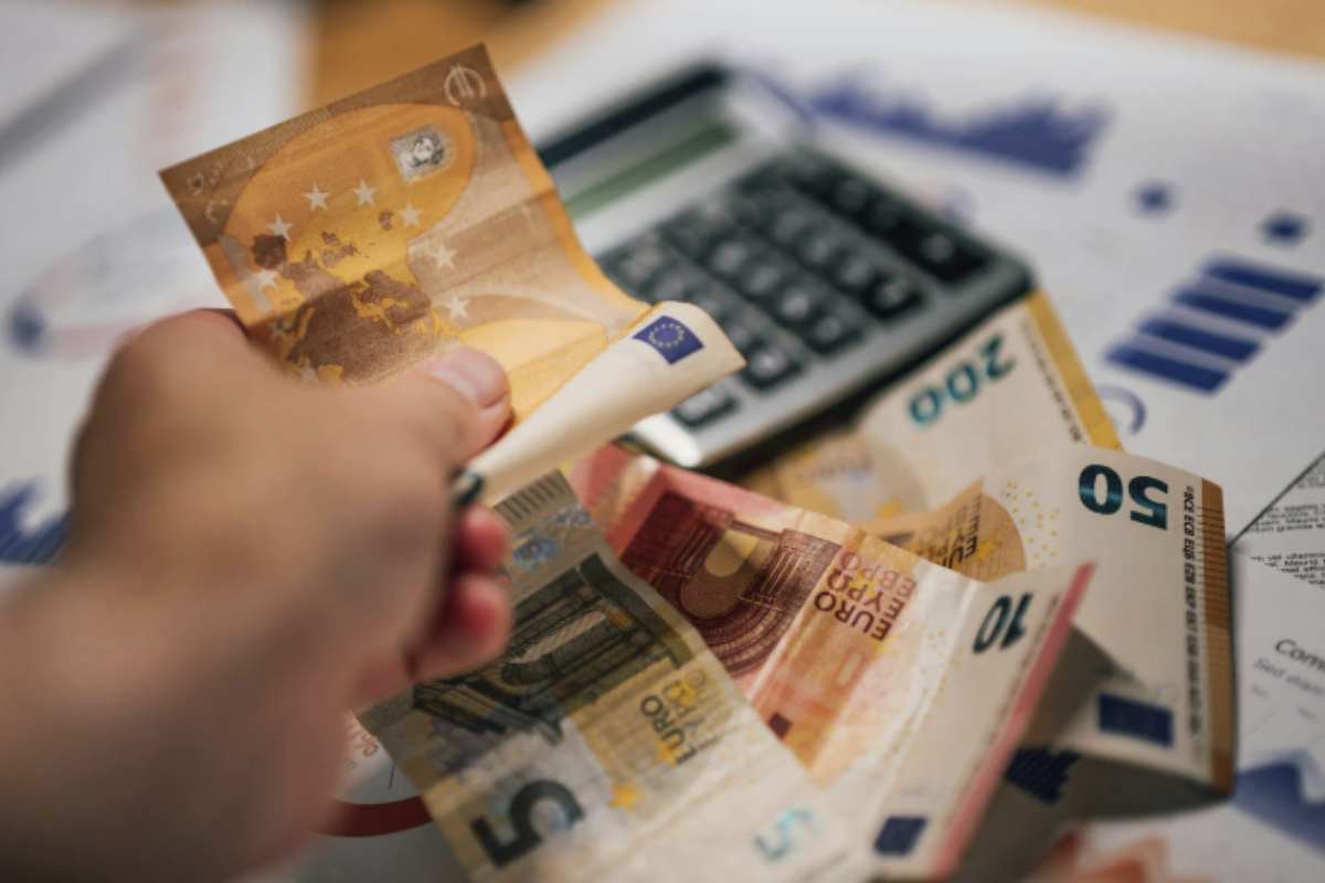 L'Assegno di Inclusione (ADI) è un'altra misura significativa, rivolta a persone in condizioni di povertà o fragilità economica
