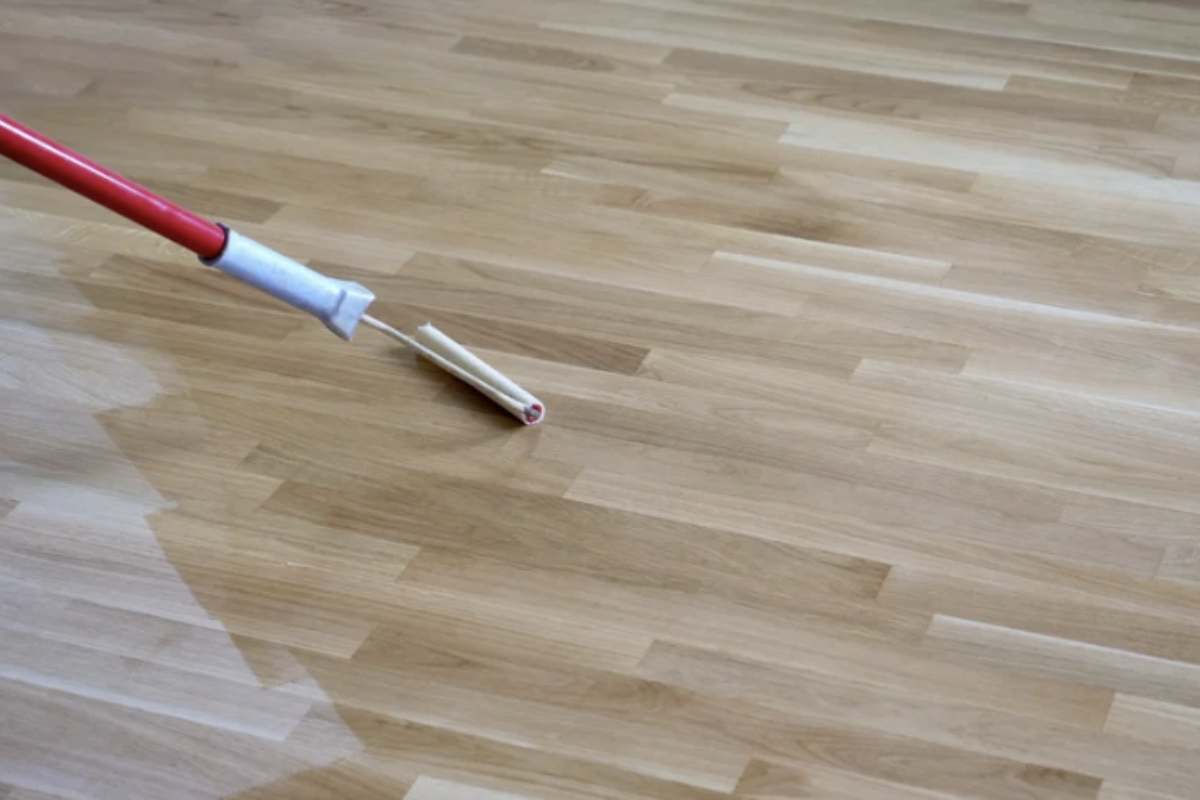 L’architetto consiglia di adottare alcune abitudini domestiche fondamentali per preservare il parquet durante l’estate.
