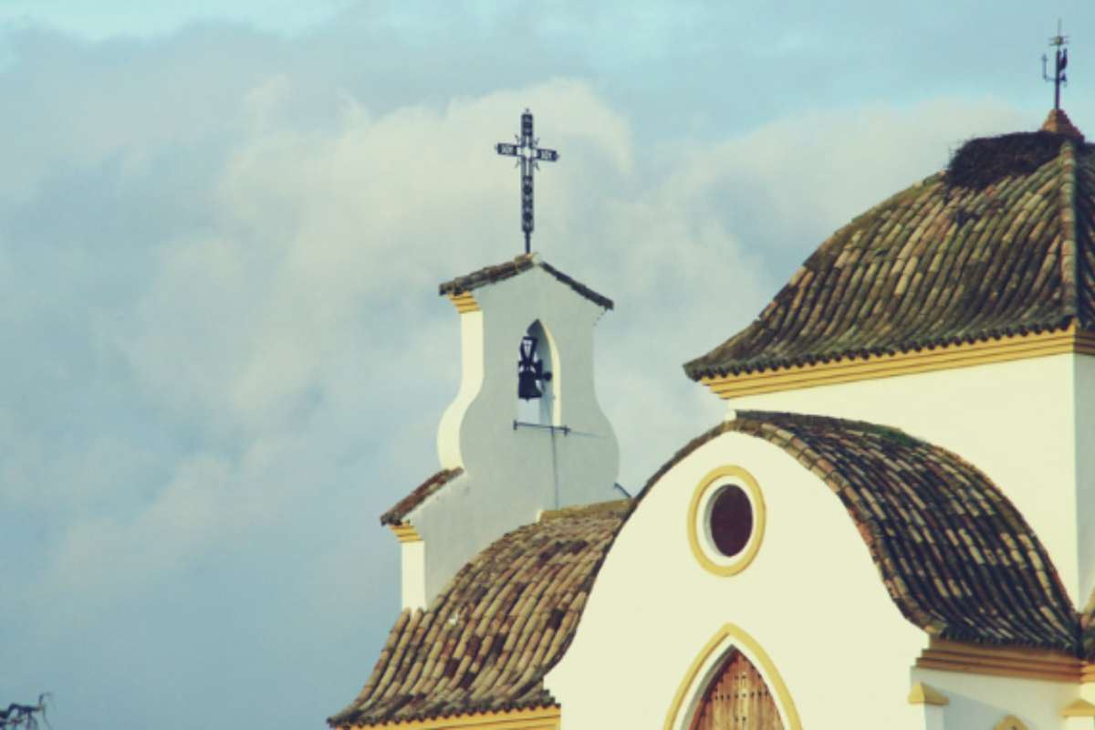 L’iniziativa Holapueblo ha già prodotto diversi casi di successo, testimoniando come la vita nei piccoli borghi spagnoli possa offrire un equilibrio ideale
