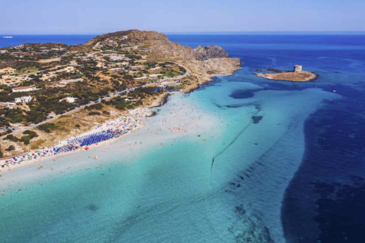 La Pelosa è una spiaggia attrezzata per soddisfare ogni esigenza: dispone di zone con lettini, ombrelloni, bar e servizi igienici