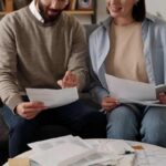 Coppia legge documenti
