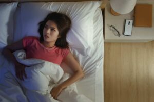 Durante i mesi estivi, l’abitudine di andare a dormire tardi si sta diffondendo sempre di più, con conseguenze potenzialmente gravi