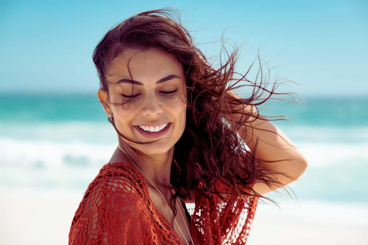 Sopravvivere all’estate con capelli da sogno: i segreti post-sole