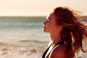 Sopravvivere all’estate con capelli da sogno: i segreti post-sole