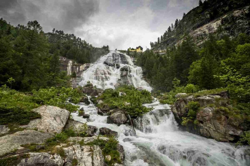 cascate, sembrano quelle del niagara invece sono in italia