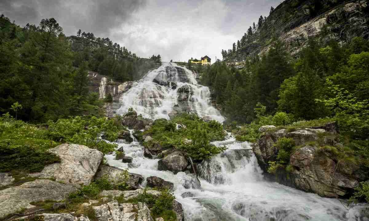 cascate, sembrano quelle del niagara invece sono in italia