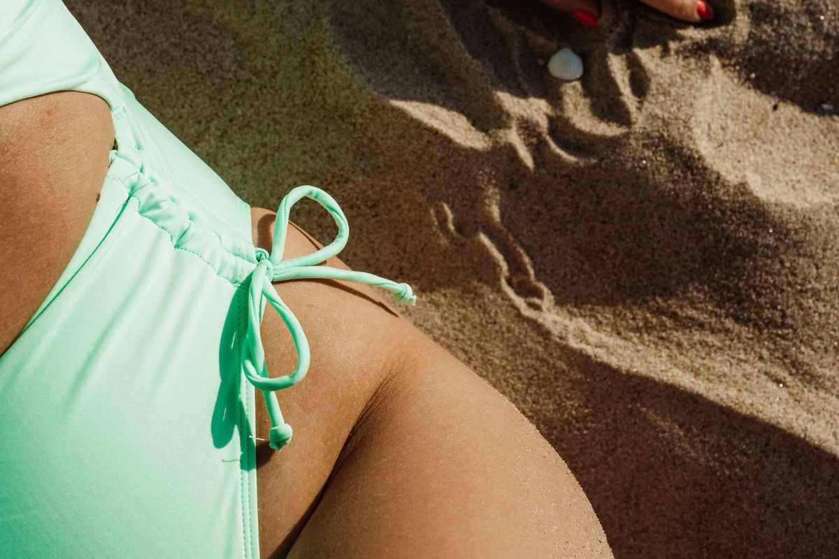 sabbia nel costume, toglila in 2 minuti con consigli pratici